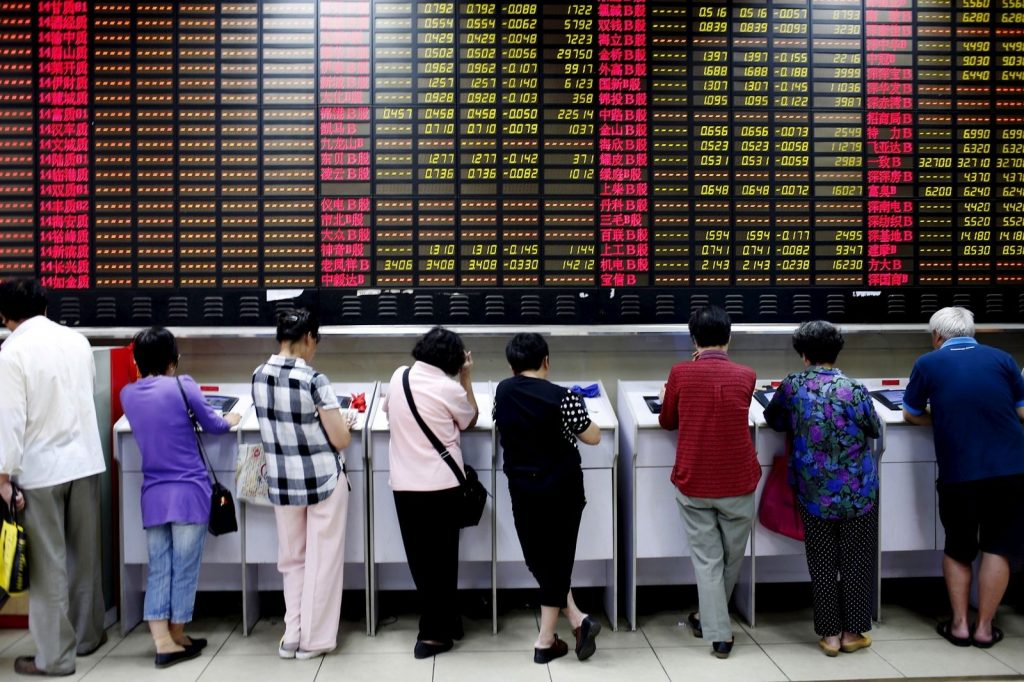 ЯРКИЕ ЦИФРЫ: Китайские биржевые индексы в течение последнего полугода падали несколько раз. На фото — Шанхайская фондовая биржа в день падения — 8 июля / © Reuters