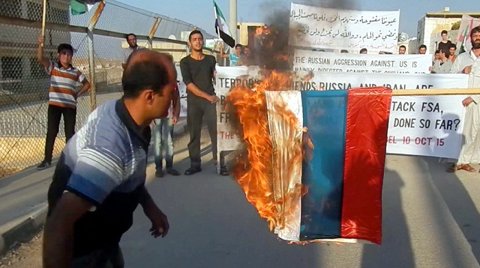 Сирийцы сжигают российский флаг, фото: Мансур Аль-Омари