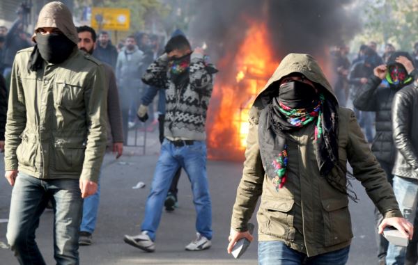 Активисты Курдской рабочей партии во время столкновений с полицией на юго-востоке Турции. Декабрь 2015 года