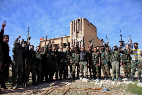Бойцы армии Башара Асада празднуют захват маленького города