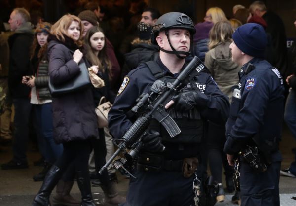Полицейский спецназ на улицах Нью-Йорка перед празднованием Нового года