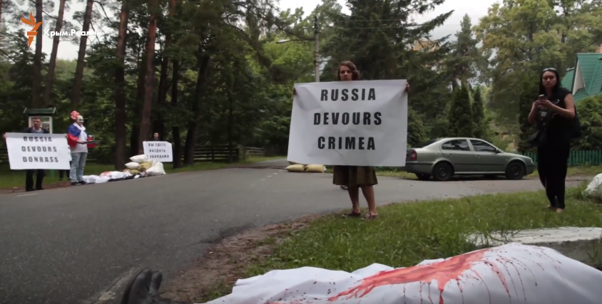 Активисты из Крыма устроили акцию «Кровавое гостеприимство» перед торжественным приемом в честь Дня России в резиденнции посла Российской Федерации в Киеве