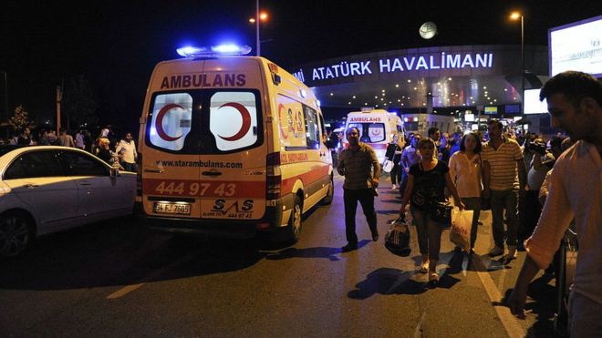 В результате взрывов в аэропорту имени Ататюрка погибли 42 человека