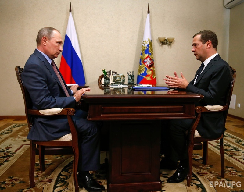 Президент РФ и бывший премьер-министр Владимир Путин во время рабочей встречи с премьер-министром РФ и бывшим президентом Дмитрием Медведевым. Фото: ЕРА